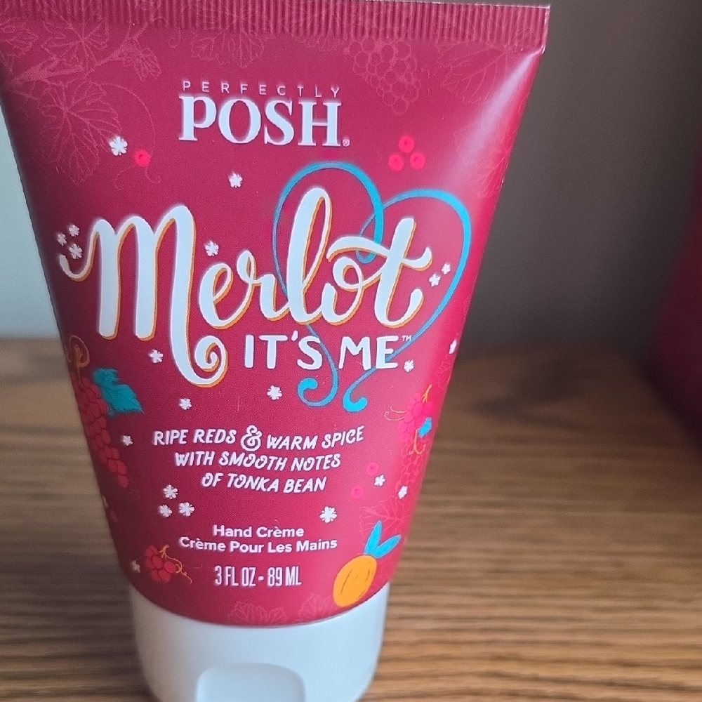 Perfectly Posh Merlot It's Me Hand Crème - Red and White